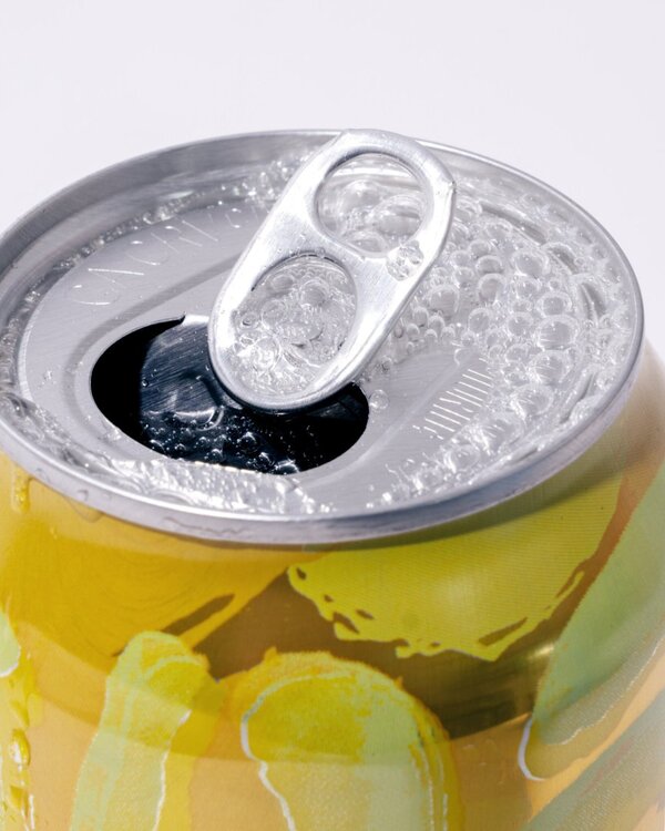 ¿El agua mineral daña los dientes?