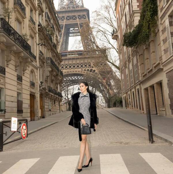 Miss entregó la corona y voló rumbo a Francia