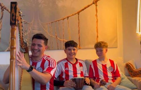 Arpista paraguayo omboputa en Los Angeles, en la previa del juego de la Albirroja