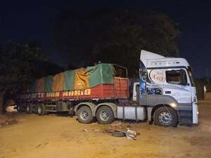 Camión queda varado en obras inconclusas del desagüe en barrio San Pablo - Nacionales - ABC Color