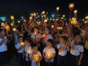 Concepción: 8.000 candiles y 450 faroles iluminaron el proyecto educativo, cultural y religioso “Tañarandy San Miguel” - Nacionales - ABC Color