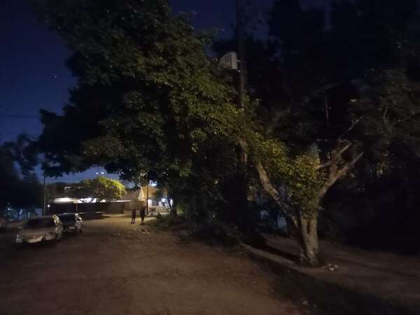 Denuncian cortes de energía por maniobras de camiones en zona residencial - Nacionales - ABC Color