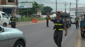 Popular / Agentes de la caminera osẽma a controlar a los "tuku karu" con vehículo