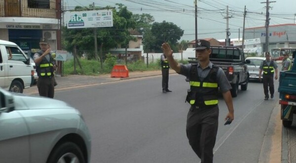 Popular / Agentes de la caminera osẽma a controlar a los "tuku karu" con vehículo