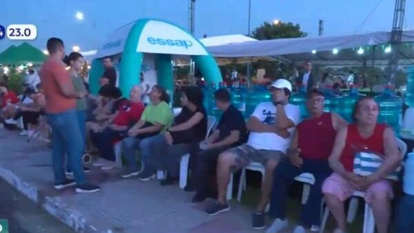 Hacen largas filas desde la madrugada por carne barata en la Costanera