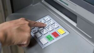 Encontró plata en un cajero y busca el dueño para devolvérsela