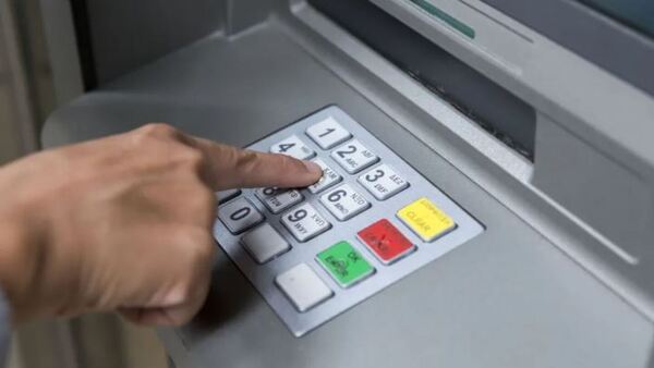 Encontró plata en un cajero y busca el dueño para devolvérsela