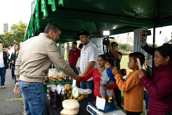 Peña visitó feria de productores en la Costanera - ADN Digital