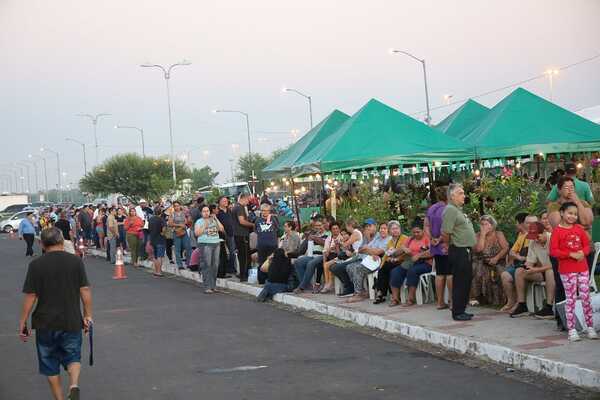 Filas por carne más barata exponen la crisis económica y el golpe al bolsillo en plena Semana Santa