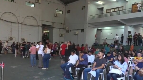 Conductores copan Comuna de Lambaré para tramitar licencias en último día