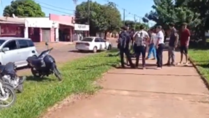 En plena salida, alumno en moto chocó a otro estudiante frente al colegio