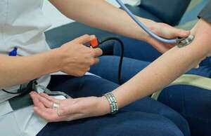 Diputado propone que farmacias privadas ofrezcan algunos servicios gratis - Política - ABC Color