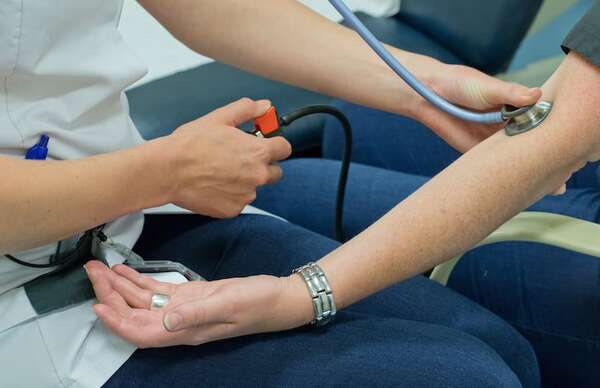 Diputado propone que farmacias privadas ofrezcan algunos servicios gratis - Política - ABC Color