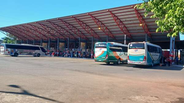 Leve aumento de pasajeros en la Terminal de Coronel Oviedo y denuncian suba irregular de pasajes - Nacionales - ABC Color