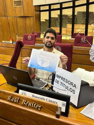 Diputado muestra como imprimir tu título de abogado a lo Hernán Rivas  - Política - ABC Color