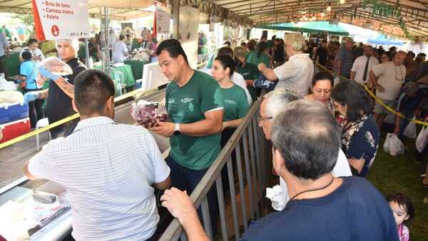 Titular del MAG minimiza quejas por espera a Peña en venta de carne de la Costanera