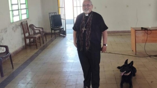 Negrita, la "sombra" y fiel compañera de monseñor Benítez