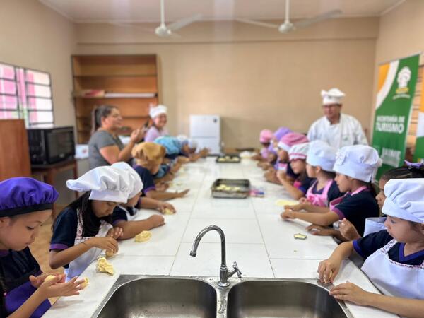 El rescate de las tradiciones: Alumnos de la Escuela San Francisco de Asís viven el "Chipa Apo"