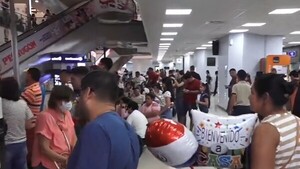 Con lágrimas y abrazos, paraguayos vuelven de España para Semana Santa