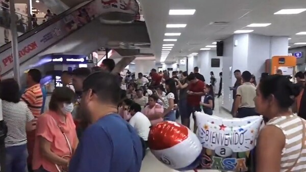 Con lágrimas y abrazos, paraguayos vuelven de España para Semana Santa