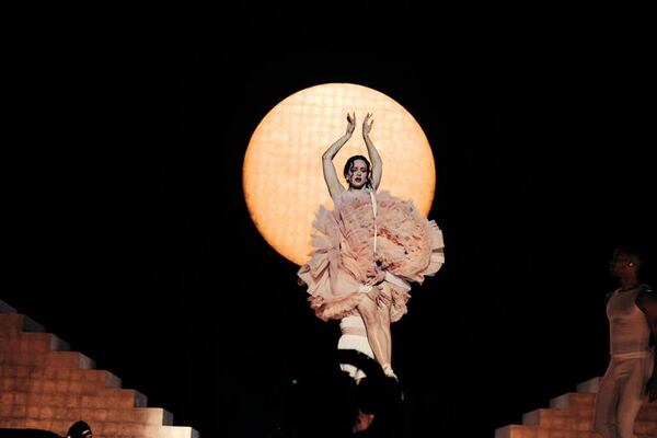 El vestuario de Rosalía en “Lux”: entre lo sacro, lo teatral y lo actual - Música - ABC Color