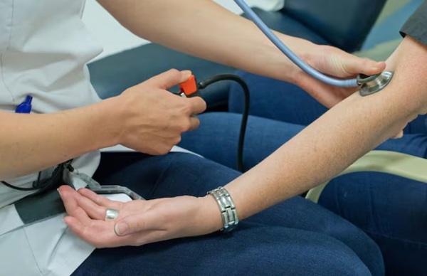 Proponen controles de salud gratis en farmacias