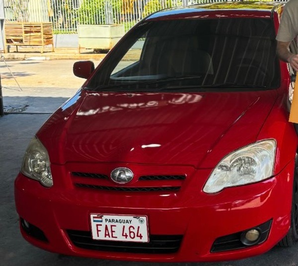 Roban automóvil de un joven frente a su casa en San Lorenzo - trece