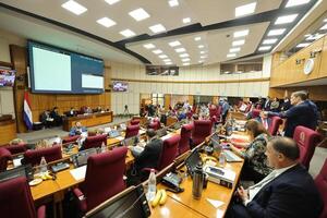 Oposición critica salida de Valdovinos y habla de mentira fiscal