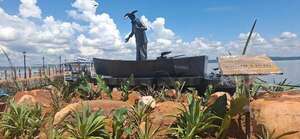 San Ber: critican el tamaño del nombre del gobernador de Cordillera en la placa de la escultura de Pedro Canoero - Política - ABC Color