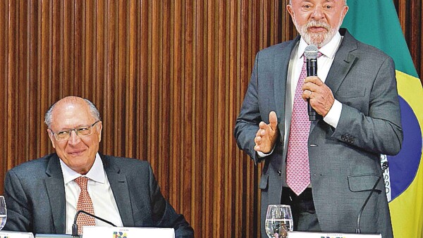 Lula pierde ventaja en sondeos, elige vice y reforma el Gabinete