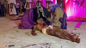 Semana Santa a lo yma en barrio San Antonio: multitudinario Vía Crucis marcó el Martes Santo - Concepción al Día