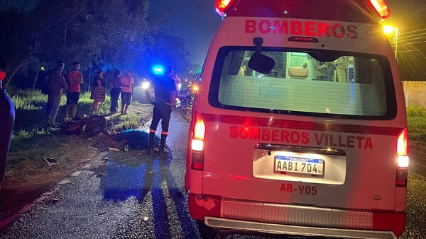 Motociclista muere tras esquivar un bache y chocar contra una retroexcavadora