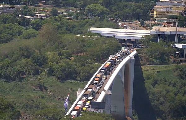 Migraciones reporta intenso movimiento fronterizo y recomienda horarios nocturnos para cruzar hacia Brasil