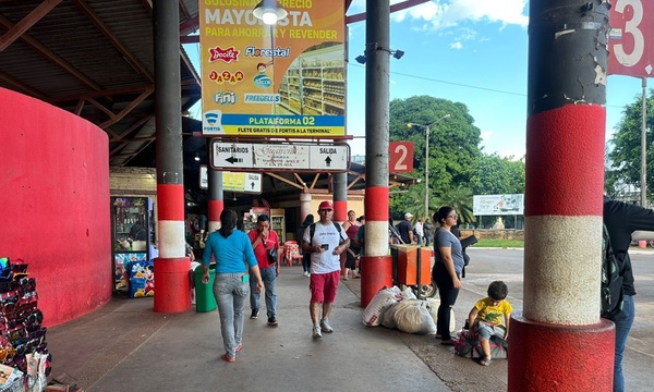 Intenso movimiento de pasajeros en la Terminal de Ómnibus de Coronel Oviedo - OviedoPress
