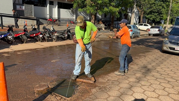 Fuga de agua servida genera fuerte olor frente a urgencias del hospital regional - Concepción al Día