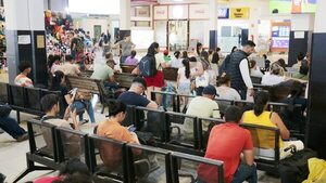 Gran afluencia de pasajeros en la Estación de Buses de Asunción por Semana Santa - trece