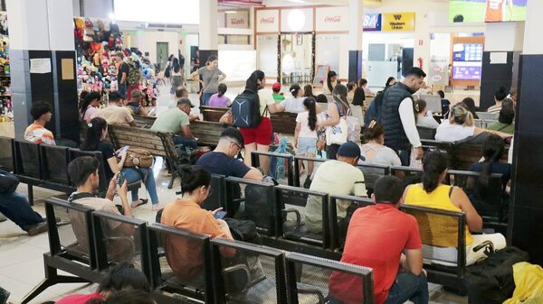 Gran afluencia de pasajeros en la Estación de Buses de Asunción por Semana Santa - trece