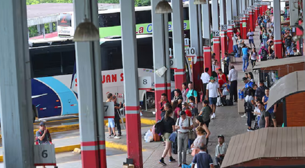 Dinatran liberó horarios de buses de forma anticipada ante gran afluencia de pasajeros - Noticiero Paraguay