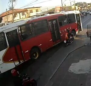 Popular / Motoqueiro terminó con fractura tras choque con micro