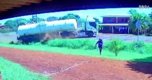 Diario HOY | Mujer se salva de ser atropellada por un camión cisterna en Itapúa
