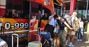 La Nación / Senad intensifica operativos en buses para garantizar viajes seguros