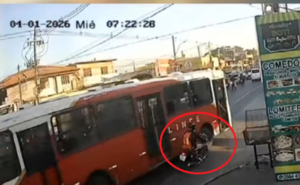 Motociclista sufre grave accidente tras adelantamiento por la derecha | Unicanal