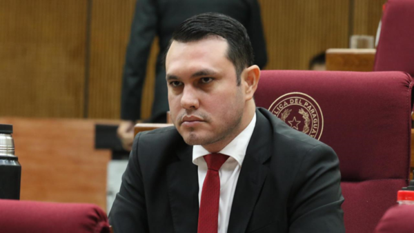 Lluvia de reacciones contra el blanqueo del senador Hernán Rivas