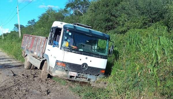 Bahía Negra: arreglo precario de camino mantiene en jaque el tránsito vehicular - Noticias del Chaco - ABC Color