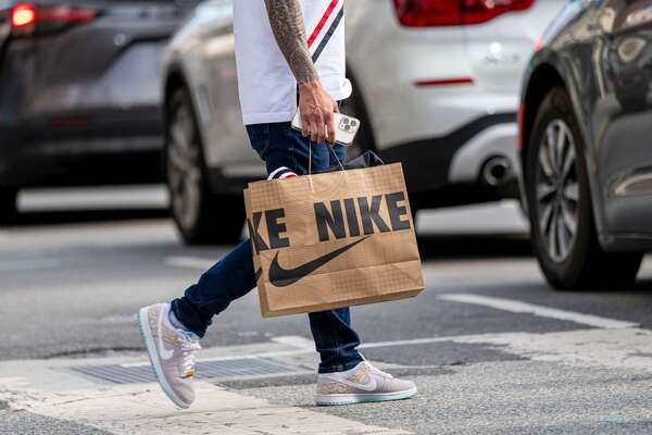 Las acciones de Nike se desplomaron después de ofrecer perspectivas pesimistas - 5Días