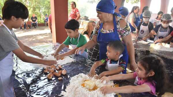 Niños mezclaron y amasaron en jornada de chipa apo en Loma San Jerónimo
