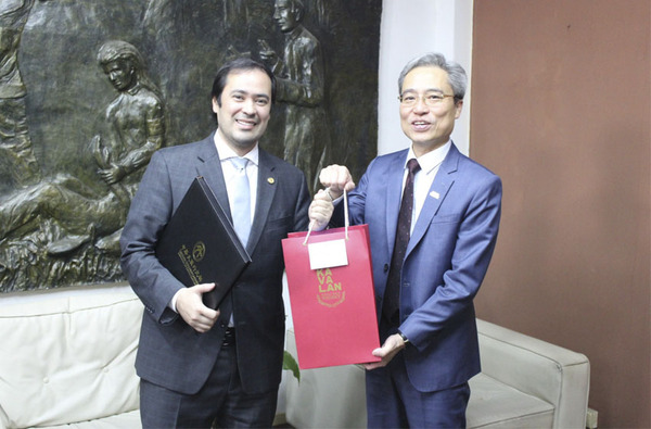 Embajador de China Taiwan visita a titular de comisión de amistad en Diputados