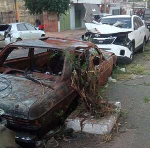 Fila de autos abandonados y chocados en la calle  - Crónicas Ciudadanas - ABC Color