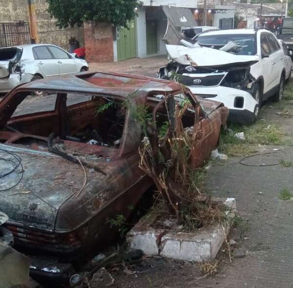 Fila de autos abandonados y chocados en la calle  - Crónicas Ciudadanas - ABC Color