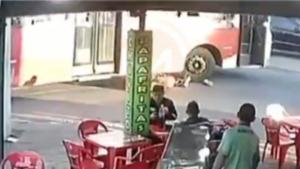 Motociclista quedó atrapado bajos las ruedas de un micro tras intentar adelantarse por la derecha